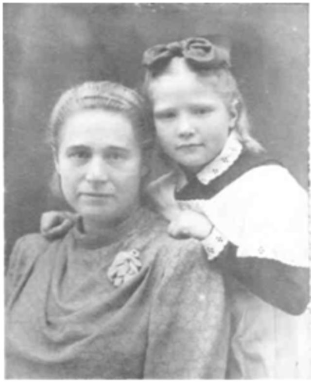 Директор школи Уржунцева Зоя Василівна з донькою